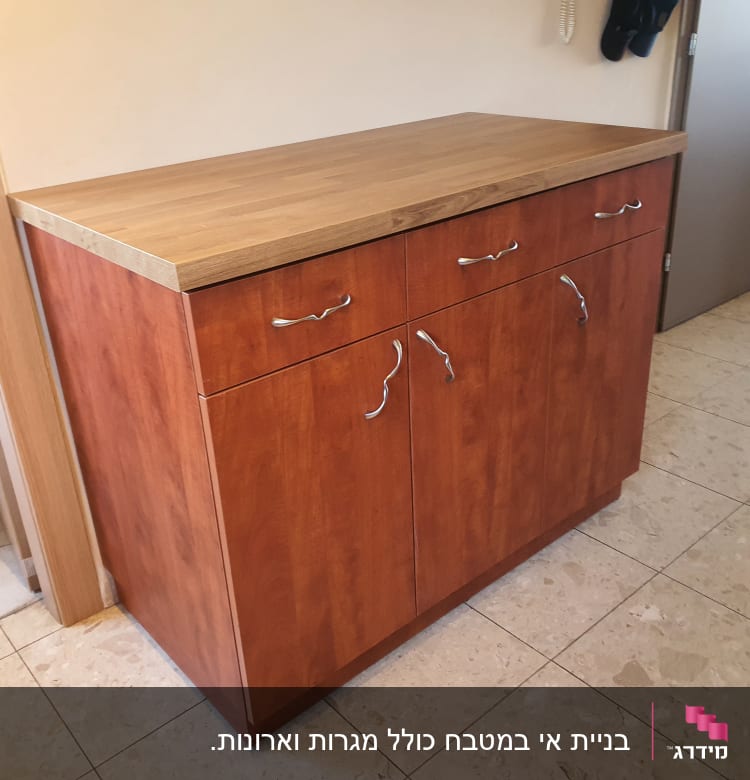 ארון מטבח מעץ עם משטח עבודה עליון